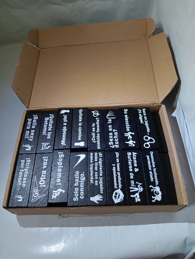 Spanish-language adult stacking game for couples, similar in concept to Jenga 48