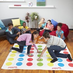 Hasbro Gaming Twister Ultimate: Bigger Mat, More Colored Large, Multicolor