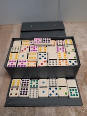 VTG DOMINO GAME SET OF 91 CARDINAL ‘COLOR DOT’ DOMINOS GRAY SNAP VINYL CASE 1994