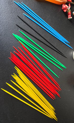 PICK UP STICKS. GAME / TIN. 31 PLASTIC MULTI COLOR PIX PIX. 1968 WHITMAN