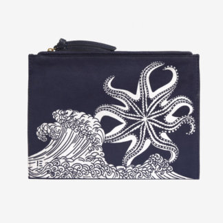 Photo du produit Pochette brodée POSEIDON couleur Bleu Marine de chez Inouï Editions