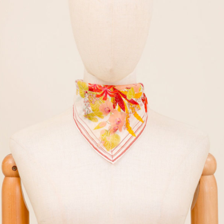 Photo du Foulard Cerise Le boudoir des félins Rouge de la marque Maison Fanli